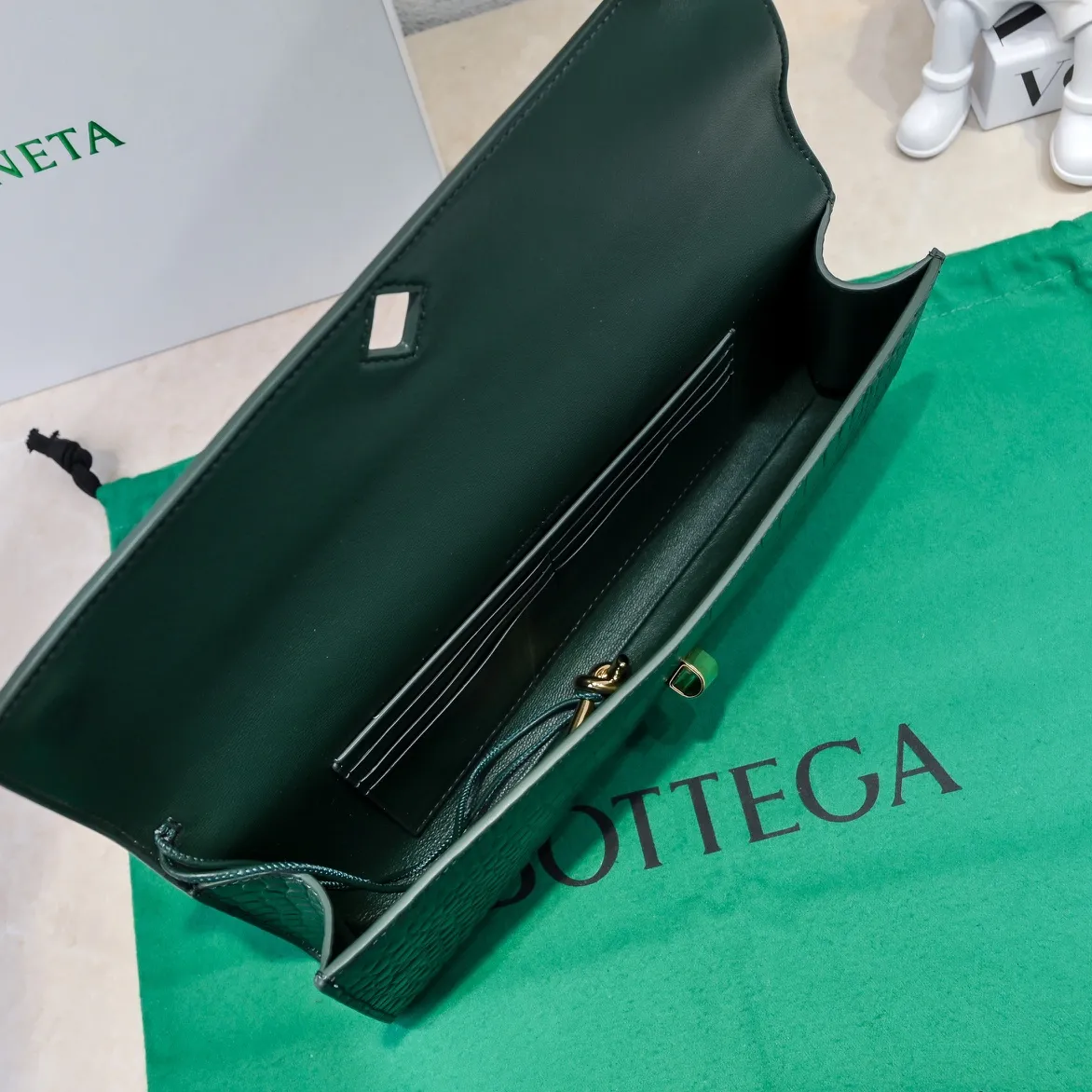 Batch 1420 Bottega Veneta Fall in love with Andiamo at first sight, new design, natural Nile rare leather crocodile pattern complex handbag, a model handbag for women, no need for color cover, no emotional camouflage, immersive depth and excitement, the classic element KNOT knot is inspired, modernist aesthetics and jewelry field craftsmanship reinterpret the knot element, bringing a clutch full of modern texture and elegant and quiet lady spirit. Style number: 1511 Size: 31*13*3cm